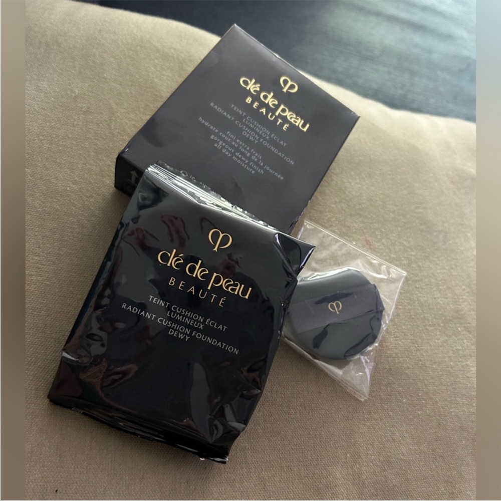 Clé de Peau $85 Radiant Cushion Foundation Dewy Refill I10 Very Light Ivory - Picture 4 of 5